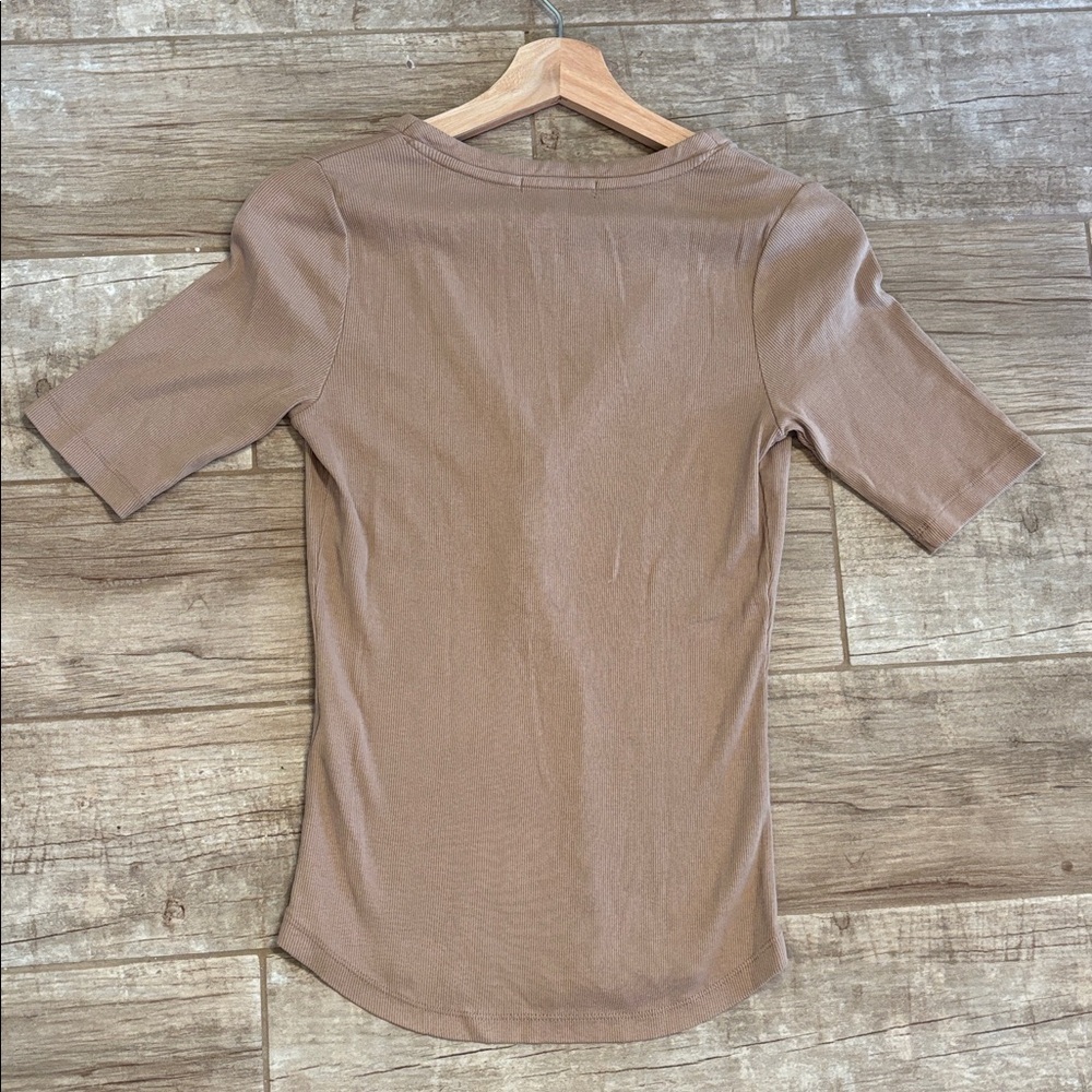 Banana Republic Beige Short Sleeve V-Neck Ribbed Top - Picture 3 of 3